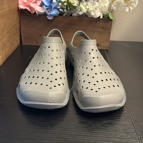 New Crocs gray size 9 - Picture 2 of 3